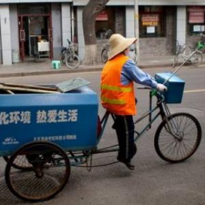 Mulher milionária trabalha como varredora de rua na China