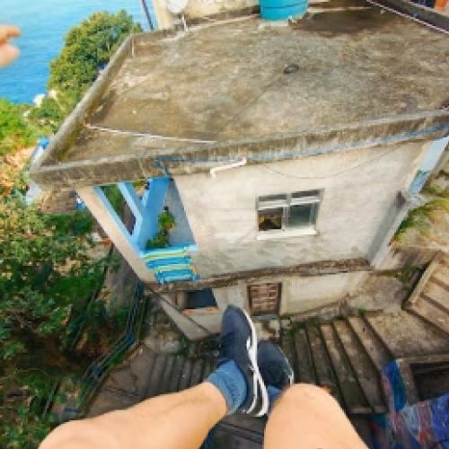 Fazendo parkour nos telhados do Rio de Janeiro