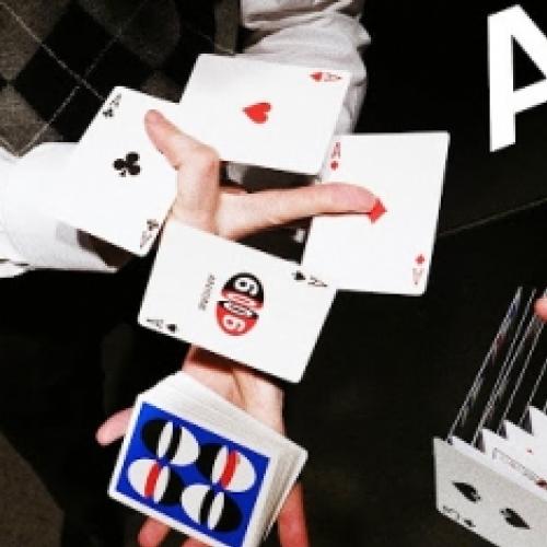 Homem mostra truques de cartas feitos somente com sua agilidade