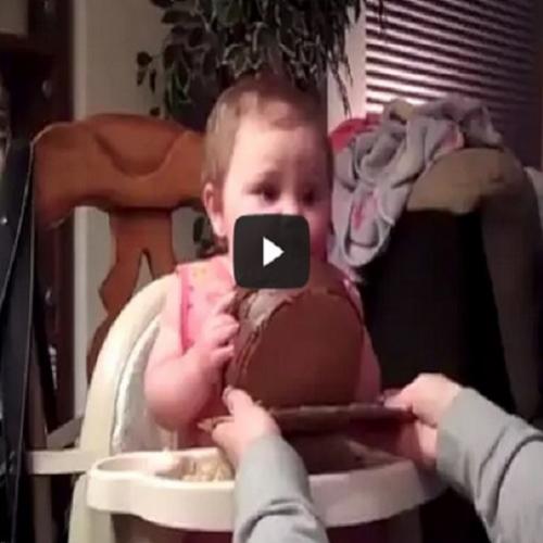 Bebê se lambuza com bolo de chocolate