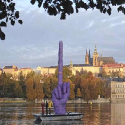 Artista tcheco cria polêmica com obra que mostra gesto obsceno