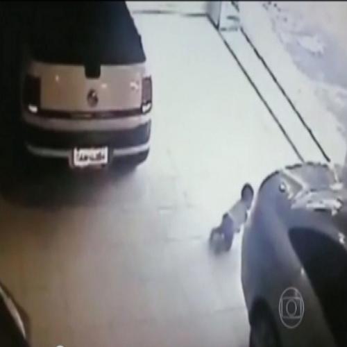 Em vídeo, Pai não vê bebê embaixo do carro e engata a marcha ré