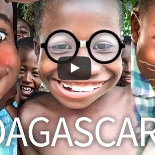 Crianças africanas divertindo com os filtros do Snapchat