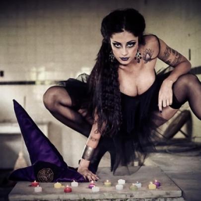 Dançarina do Domingão do Faustão, faz ensaio vestida de bruxa
