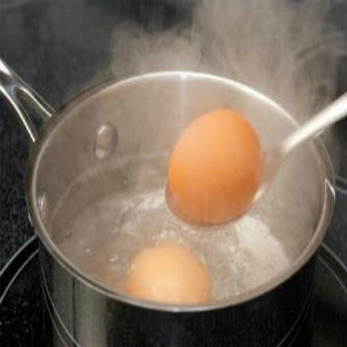Dica para cozer ovos sem racharem