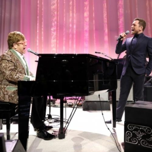 Elton John e Taron Egerton cantam em festa pós-Oscar