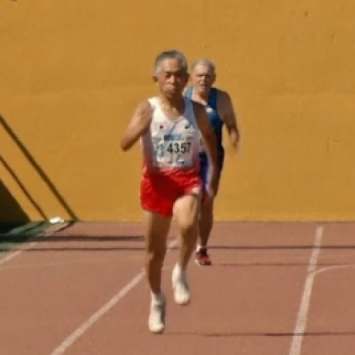 Senhor de 92 anos de idade surpreende todo mundo durante corrida