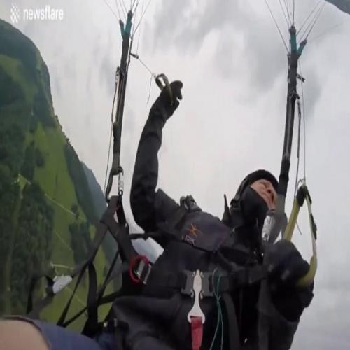 Australiano sai ileso de acidente dramático com paraglider