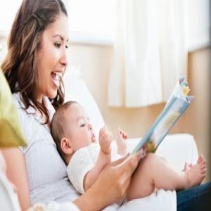 Ler para bebês contribui para o desenvolvimento da fala e da linguagem