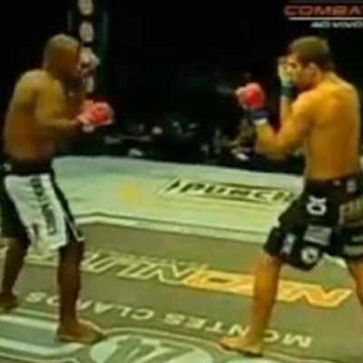 Lutador quebra a perna durante luta de MMA!