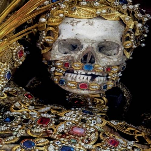 Santos sepultados com jóias