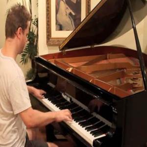 Vinheteiro interpreta clássicos do terror no piano