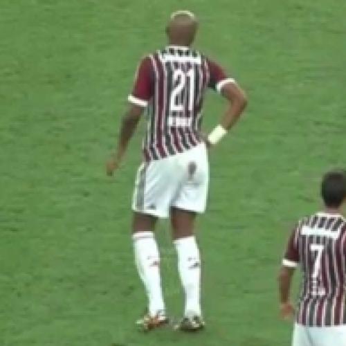 Jogador do Fluminense aparece com mancha esquisita no calção