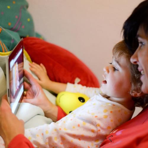 Crianças dormem menos com um smartphone ou tablet por perto