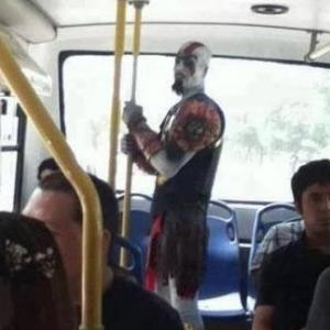 Kratos pegando ônibus no Brasil