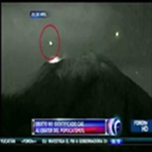 Ovini filmado voando para um Vulcão no México