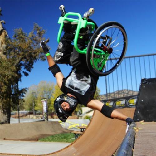 Garoto enfrenta suas limitações arrebenta com sua cadeira de rodas