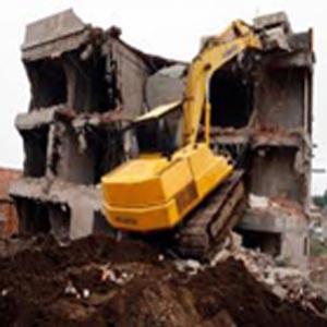 Homem morre em demolição de prédio com escavadeira