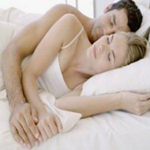 Posição de dormir do casal pode revelar detalhes da relação