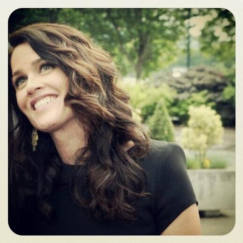 Robin Tunney mostra demais na cerimônia do Emmy