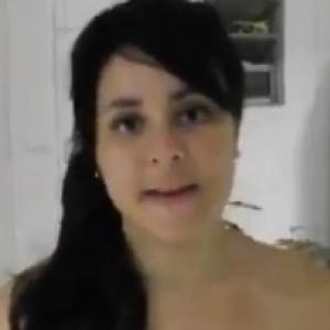 Mãe de brasileira que leiloa a virgindade chama a filha de prostituta