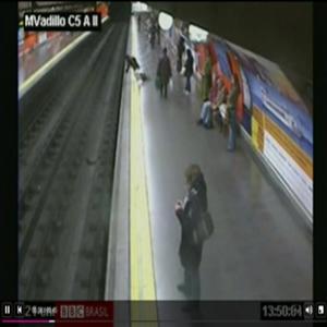 Vídeo mostra mulher caindo nos trilhos do metrô de Madri