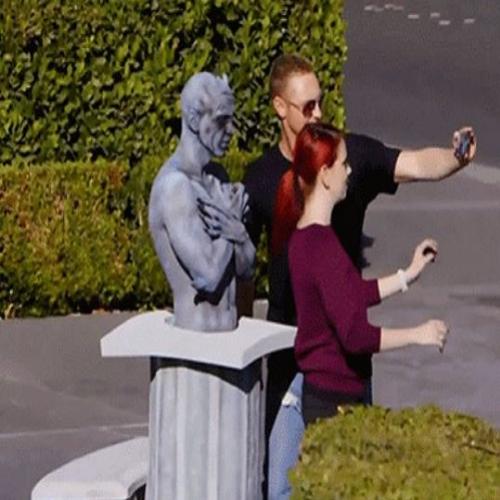 Nunca!!! Jamais tire selfie perto desta “estátua”