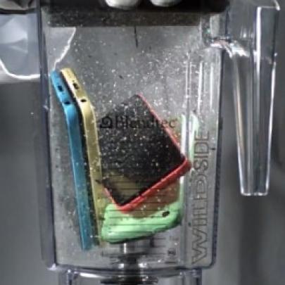 Vídeo chocante com 5 iPhones sendo triturados no liquidificador