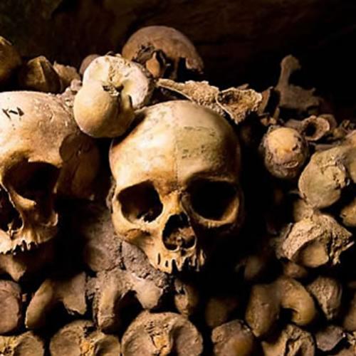 Conheça as macabras Catacumbas de Paris