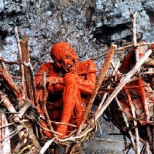 Nova Guiné:Ritual assustador utiliza corpos carbonizados.(vídeo)