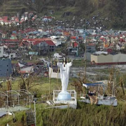 Estátua de Jesus resiste ao tufão nas Filipinas