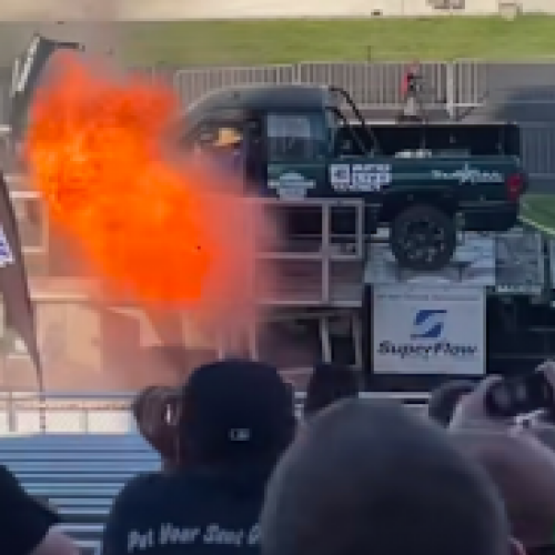 Motor explode durante teste e peças atingem o público