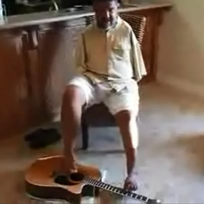 Superação, homem toca violão com os pés…Sensacional!