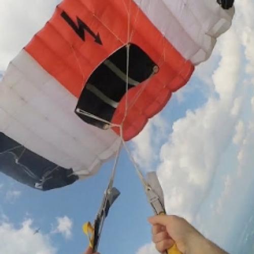 Paraquedas fica preso a quase 100 metros de altura