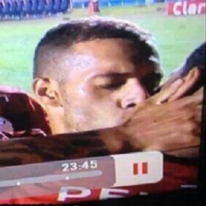Bomba! Jogadores do Flamengo trocam beijão depois do gol