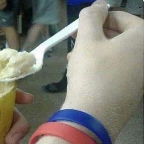 O melhor jeito de comer banana em público