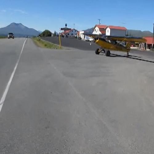 Avião usa rodovia como pista de decolagem no Alaska