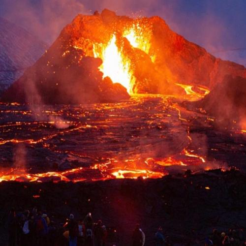 Imagens impressionantes de erupção de vulcão na Islândia