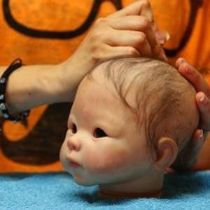 Pais substituem perda de filhos por bonecos realistas