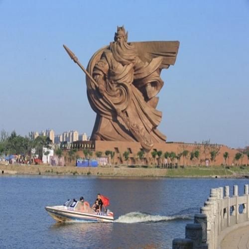 Estátua gigante de antigo guerreiro é concluída em Hubei, na China