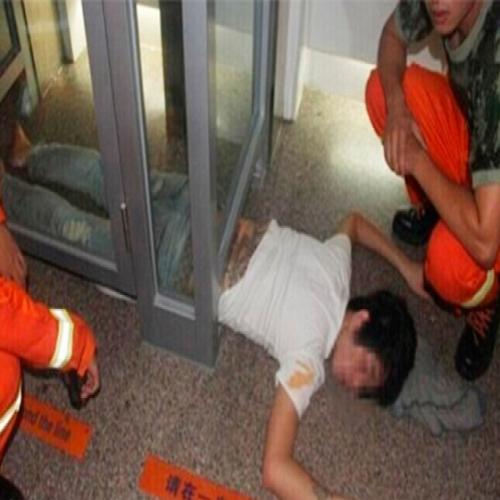 Bêbado, homem fica preso ao tentar passar por baixo de porta de vidro