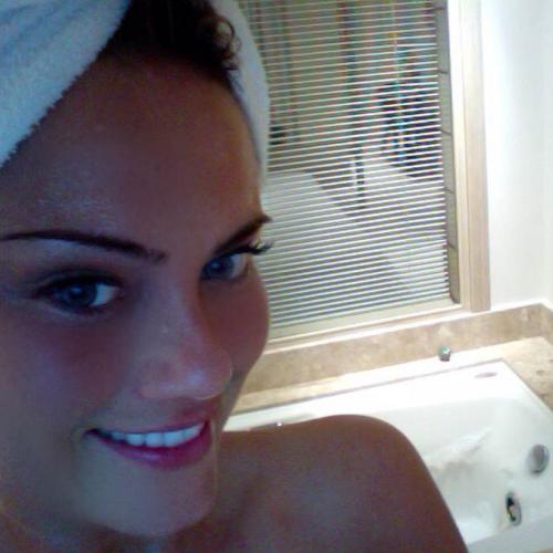 Ellen Rocche posta foto de toalha após o banho e ganha muitos elogio