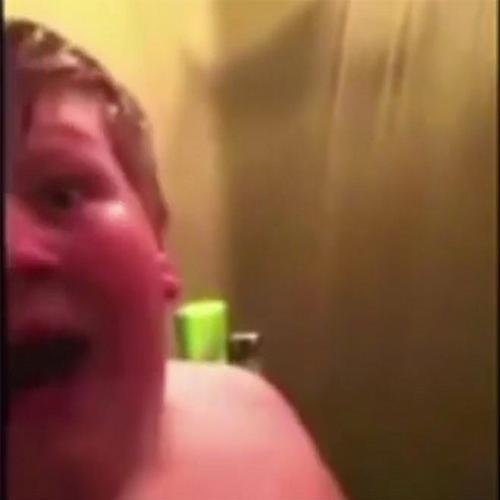 Pai descobre que filho toma banhos demorados e resolve filmar a cena