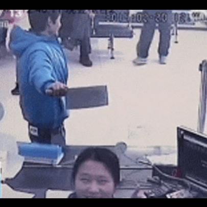 Chinês foi assaltar banco com cutelo e mulher do caixa tira sarro