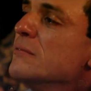 Rodrigo Lombardi finge choro com colírio no especial de Roberto Carlos
