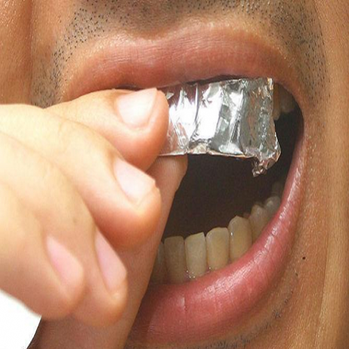 O que acontece se você manter uma folha de alumínio em seus dentes por