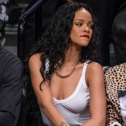 Rihanna vai a jogo com roupa transparente e chama a atenção