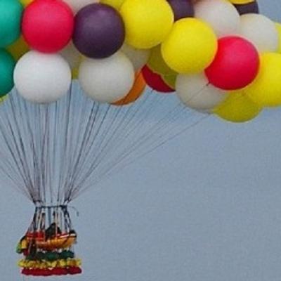 Homem tenta atravessar Atlântico usando balões de hélio