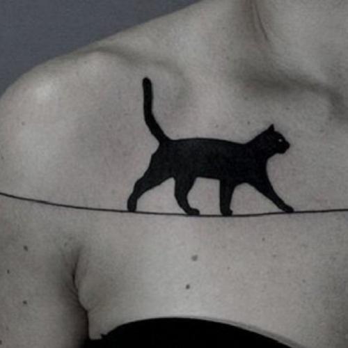 Tatuagens que combinam traços minimalistas com uma pitada de surreal