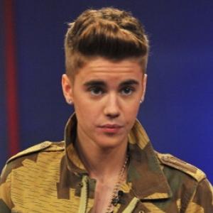 Jovem é ameaçada por fãs após Bieber retuítar sua mensagem